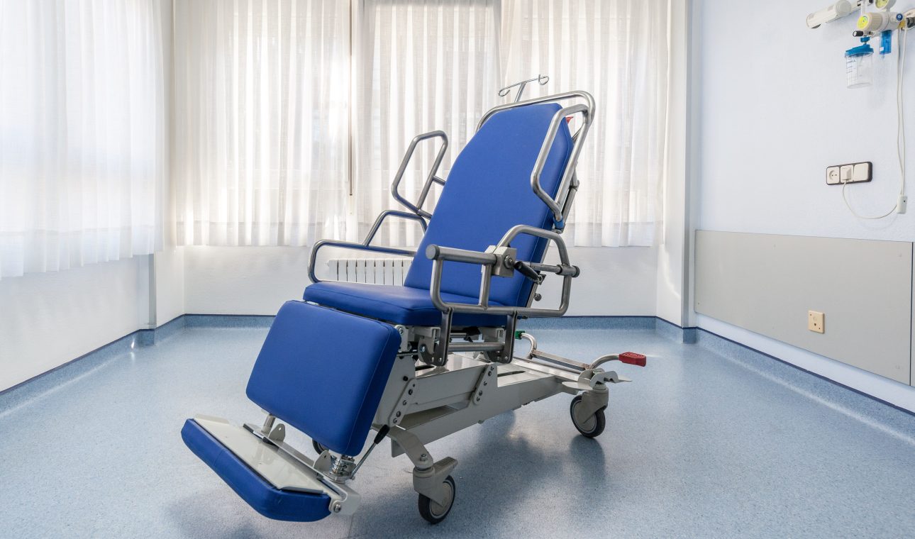 silla-camilla leonardo principal, producto destinado para el tratamiento y manejo de pacientes