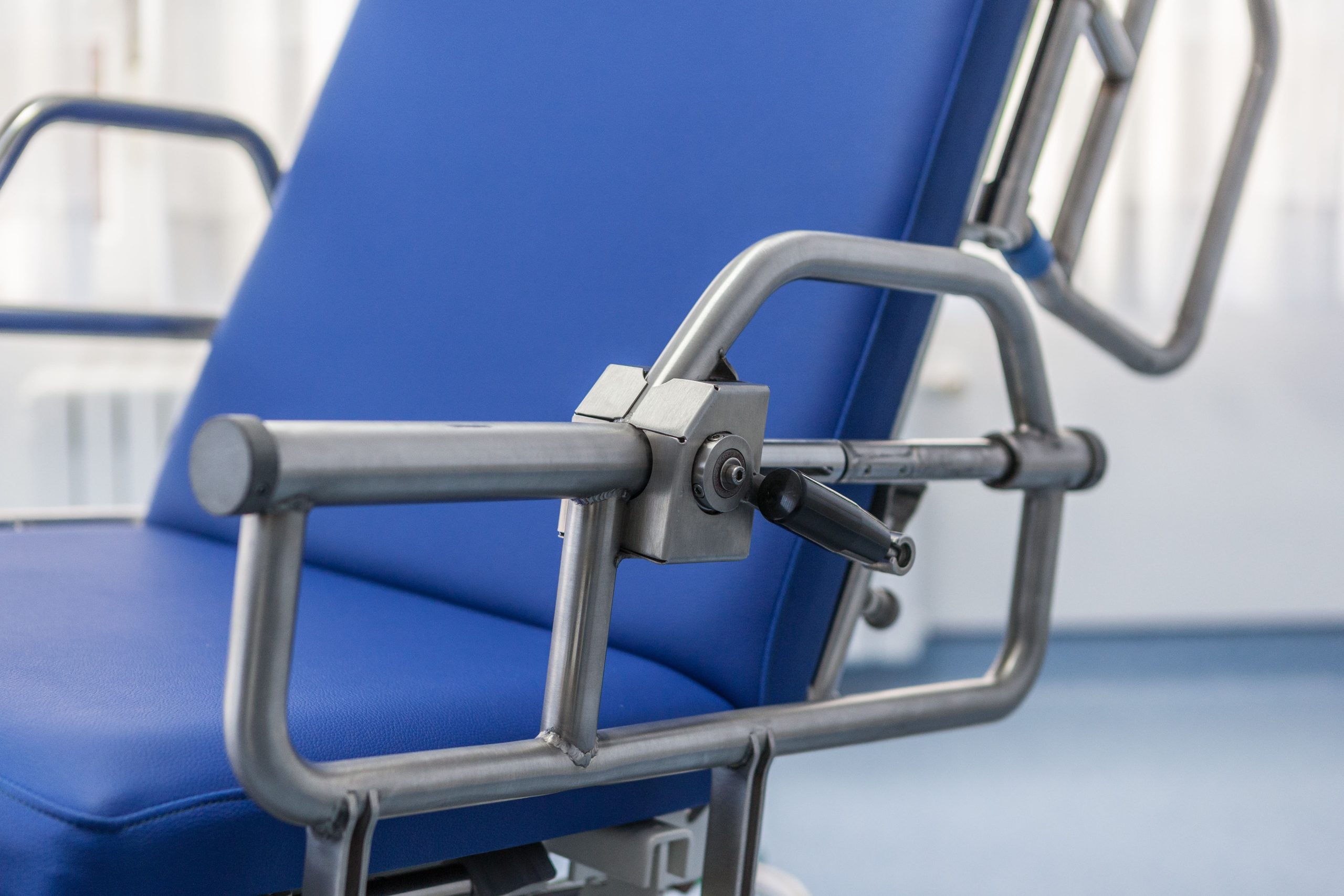 Plano detalle de la silla-camilla Leonardo, producto destinado para el tratamiento y manejo de pacientes
