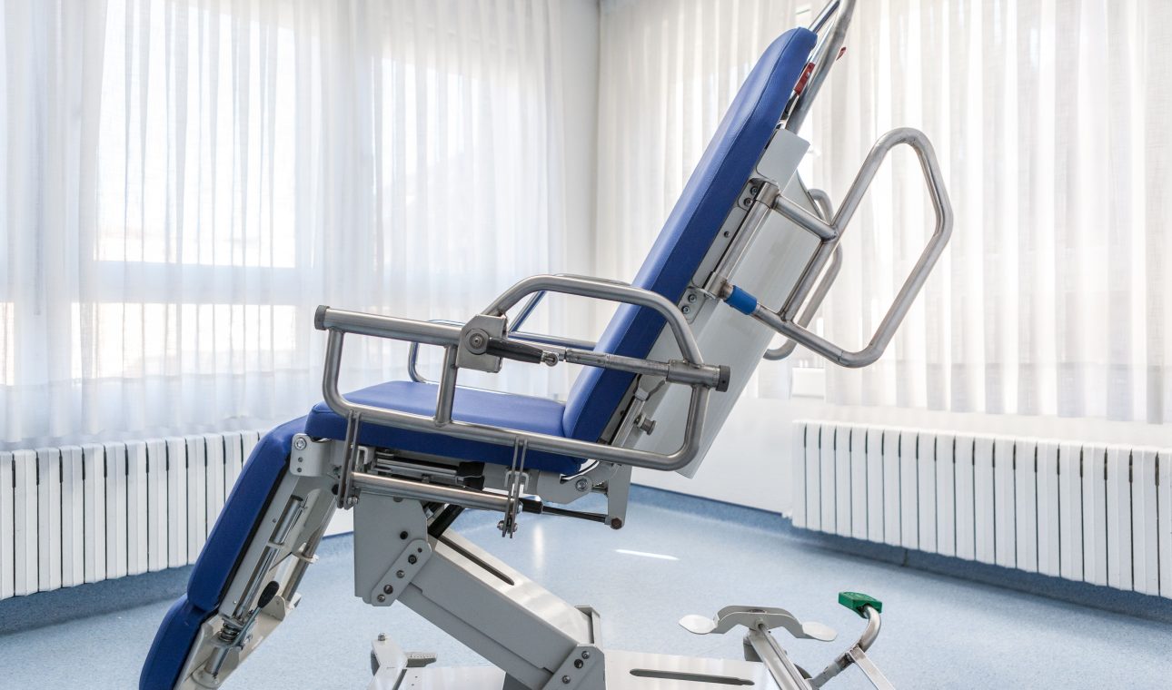 Plano lateral de la silla-camilla Leonardo, producto destinado para el tratamiento y manejo de pacientes