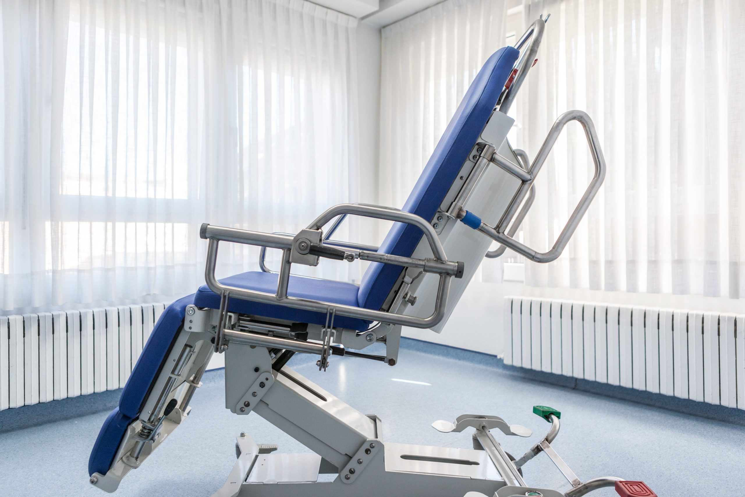 IMG_7028 Plano lateral de la silla-camilla Leonardo, producto destinado para el tratamiento y manejo de pacientes