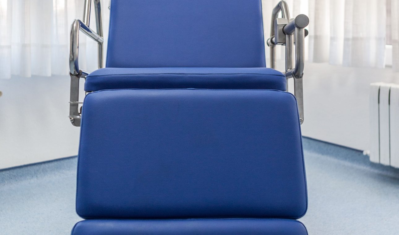 Plano frontal de la silla-camilla Leonardo, producto destinado para el tratamiento y manejo de pacientes