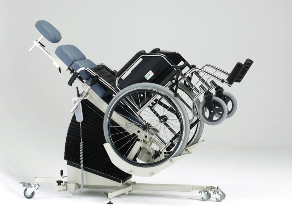 Fotografía de la silla New Posturer posicionada en un ángulo de 45º, producto destinado para el tratamiento y manejo de pacientes
